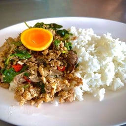 กระเพราไก่ราดข้าว