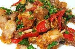 กะเพราหมูกรอบ กับข้าว
