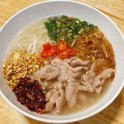 เส้นเล็กหมูนุ่มต้มยำ