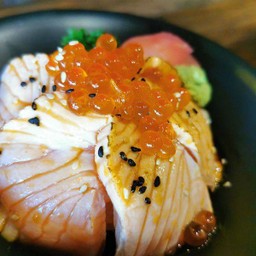 ข้าวหน้าแซลมอนเบิร์น