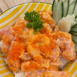 ข้าวหน้าแซลมอนซอสไข่กุ้ง