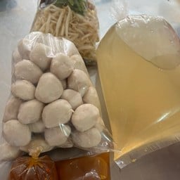 ลูกชิ้นหมูธรรมดา 25 ลูก (แถมน้ำซุป+ผัก)