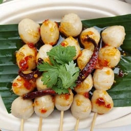 ลูกชิ้นหมูปิ้ง  เนื้อล้วน น้ำจิ้มรสแซ่บ