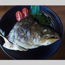 หัวปลาแซลมอนทอด