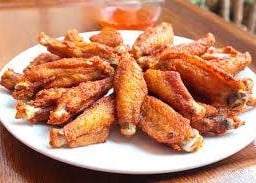 ปีกไก่ทอดน้ำปลา หน้าร้าน