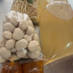 ลูกชิ้นหมูธรรมดา 50 ลูก  (แถมน้ำซุป+ผัก)