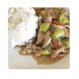 ข้าวหมูผัดพริกอ่อน