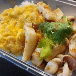 ข้าวไข่ข้นกระเทียมพริกไทยปลาหมึก