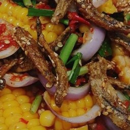 ยำข้าวโพดปลากรอบ