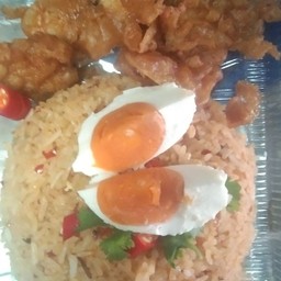 ข้าวผัดน้ำพริกเผาไก่กรอบ+ไข่เค็ม