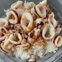 หมึกกระเทียมราดข้าว