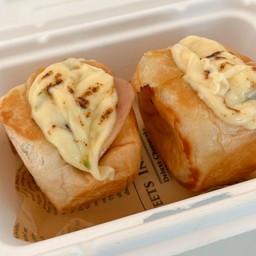 ขนมปังผักโขมแฮมชีส