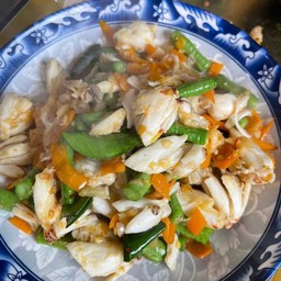 เนื้อปูก้อนผัดพริกเหลือง