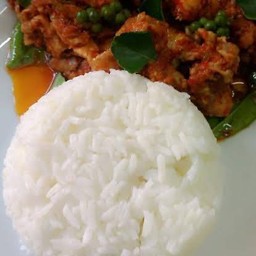 ผัดเผ็ดเนื้อราดข้าว