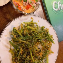 ยำผักบุ้งกรอบ