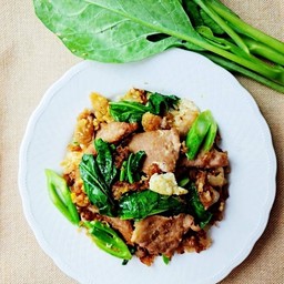 ผัดซีอิ้วหมูหมักสูตรพิเศษ
