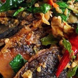 ข้าวกระเพราไข่เยี่ยวม้า(Rice with Basil and Roasted Eggs Horse)