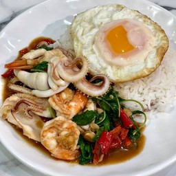 กะเพราทะเลราดข้าว ไม่มีไข่ดาว