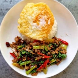 พินคำ อาหารตามสั่ง ผัดกะเพรา ลานจอดรถพินคำ