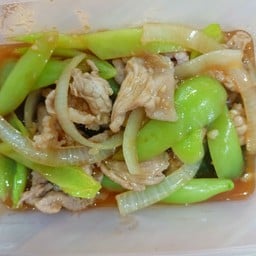 หมูผัดพริกหยวก กับข้าว