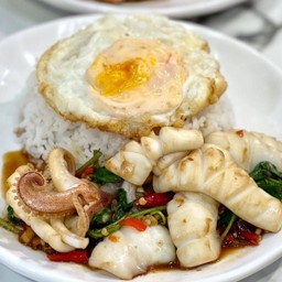 กะเพราปลาหมึกราดข้าว  ไข่ดาว