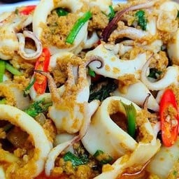 ปลาหมึกผัดผงกะหรี่