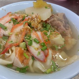 เกี๊ยวน้ำหมูแดง