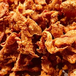 หนังไก่ทอดกระเทียม พริกไทย