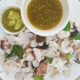 ชุดปลาหมึกลวกจิ้ม พร้อมน้ำจิ้มซีฟู้ด