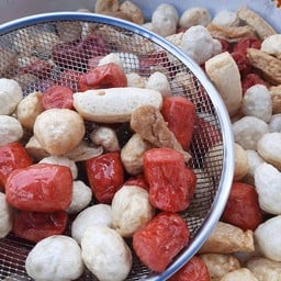 ลูกชิ้นทอด ทองสุข (ตลาดต้นไม้คำเที่ยง)