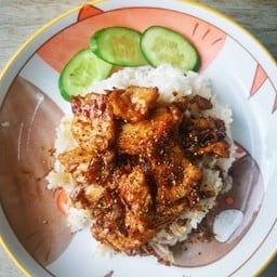 ข้าวหมูนุ่มทอดกระเทียมพริกไท