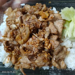 ข้าวหมูกระเทียม