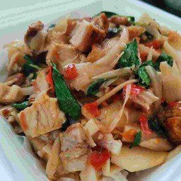 ผัดหน่อไม้ดองหมูกรอบราดข้าว