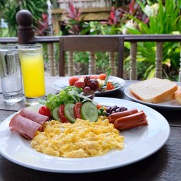 ชุดอาหารเช้า จัดเต็มจนจุก ไข่คน ไส้กรอก แฮม ขนมปัง น้ำผลไม้ 1 อย่าง และผลไม้สดตามฤดูกาล
