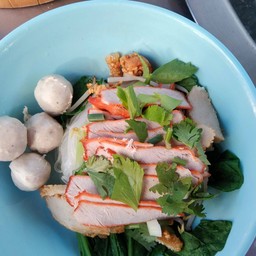 เส้นหมี่ขาวหมูแดง