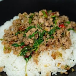 กะเพราหมูราดข้าว