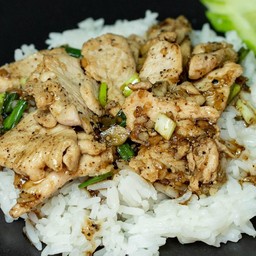 ผัดกระเทียมพริกไทยดำไก่ราดข้าว