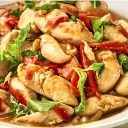 ผัดกระเพราไก่เป็นกับ