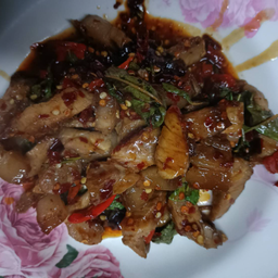 กระเพราคอหมูย่างราดข้าว