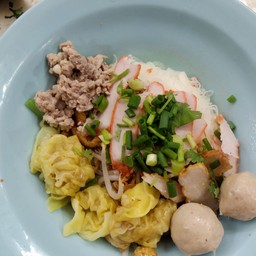 เส้นเล็กหมูแดงน้ำใส