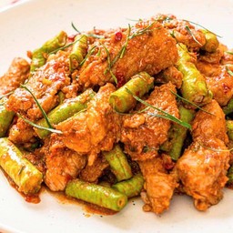 ไก่พริกแกงเผ็ดถั่วยาวเป็นกับ