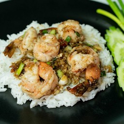 ผัดกระเทียมพริกไทยดำกุ้งราดข้าว