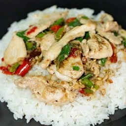 กระเพาไก่ราดข้าว