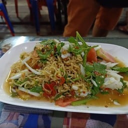 ยำมาม่า หมูสับ