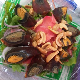 ยำไข่เยี่ยวม้าใส่ขิงดอง
