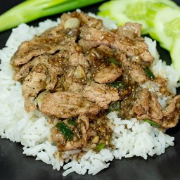 ผัดกระเทียมพริกไทยดำหมูราดข้าว