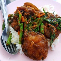 ข้าวปลาดุกทอดกรอบผัดพริกแกงใส่ถั่ว