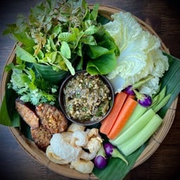 น้ำพริกหนุ่ม (Young Chili Paste, Northern Sausage, Pork Belly, Mixed Vegetables)
