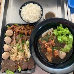 ก๋วยเตี๋ยวเนื้อหอม   เชียงราย สาขา1 หน้าโรงเรียนสามัคคี 393. ถนนบรรพปราการ  ต. เวียง  อ. เมือง จ. เชียงราย