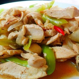 ไก่ผัดพริกหยวกหอมใหญ่เป็นกับ